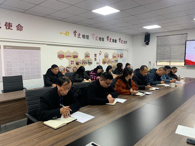 党员学习2.jpg 党员学习2.jpg