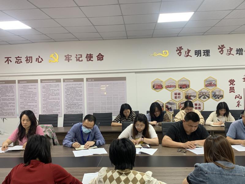 党员听课2.jpg 党员听课2.jpg