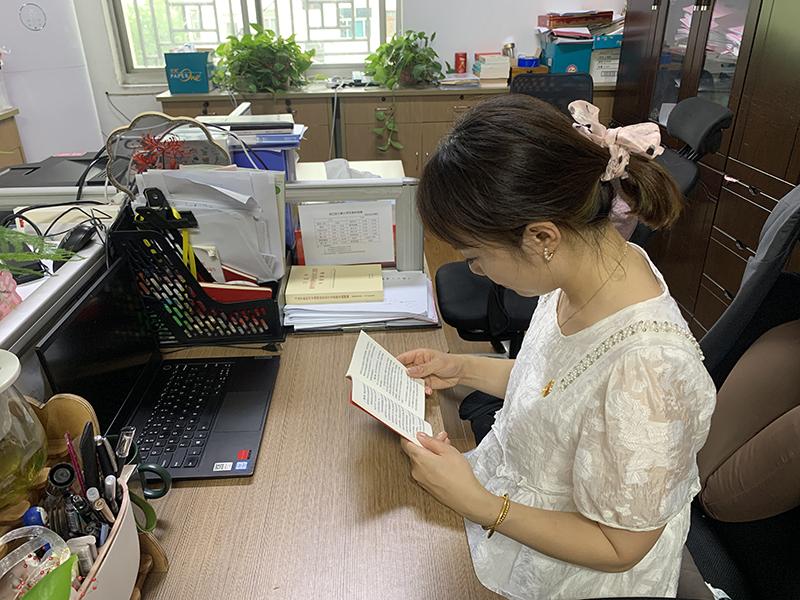 党员自学2.jpg 党员自学2.jpg