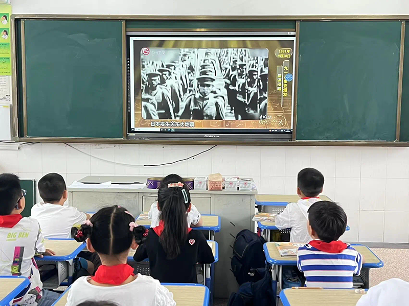 学生观看纪录片.png 学生观看纪录片.png