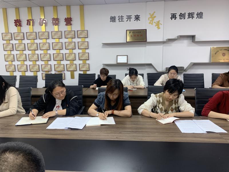 党员听课1.jpg 党员听课1.jpg