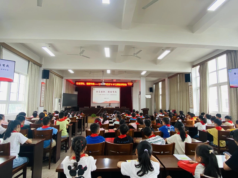 学生听取讲座.png 学生听取讲座.png