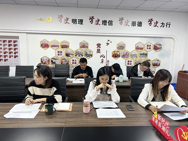 党员学习2.jpg 党员学习2.jpg