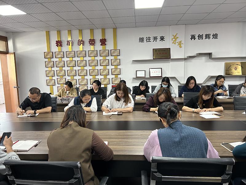 党员学习1.jpg 党员学习1.jpg