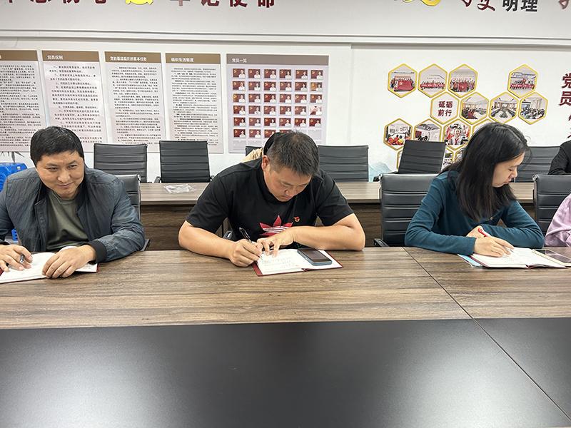 党员学习2.jpg 党员学习2.jpg