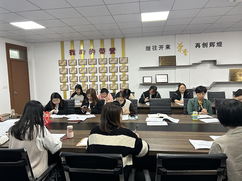 党员学习1.jpg 党员学习1.jpg