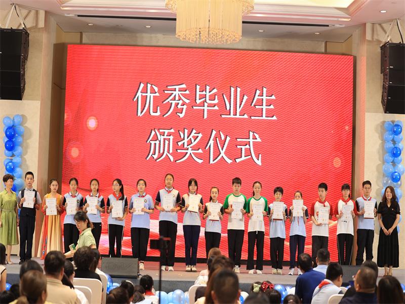 优秀毕业生颁奖.jpg 优秀毕业生颁奖.jpg